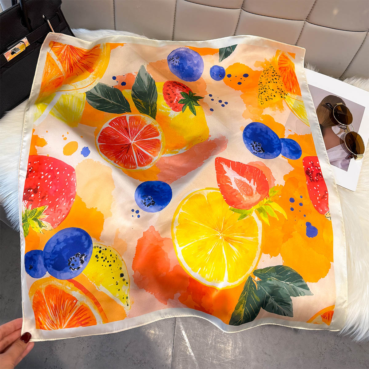 Silk Neck Scarf - Kwadratowa jedwabna apaszka damska z motywem