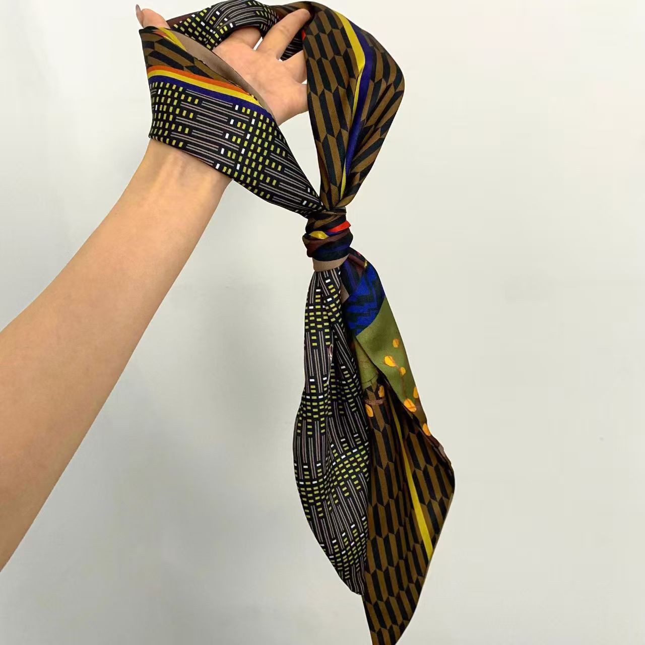 Luksusowa Apaszka Jedwabna z D – Silk Neck Scarf recenzja i cena